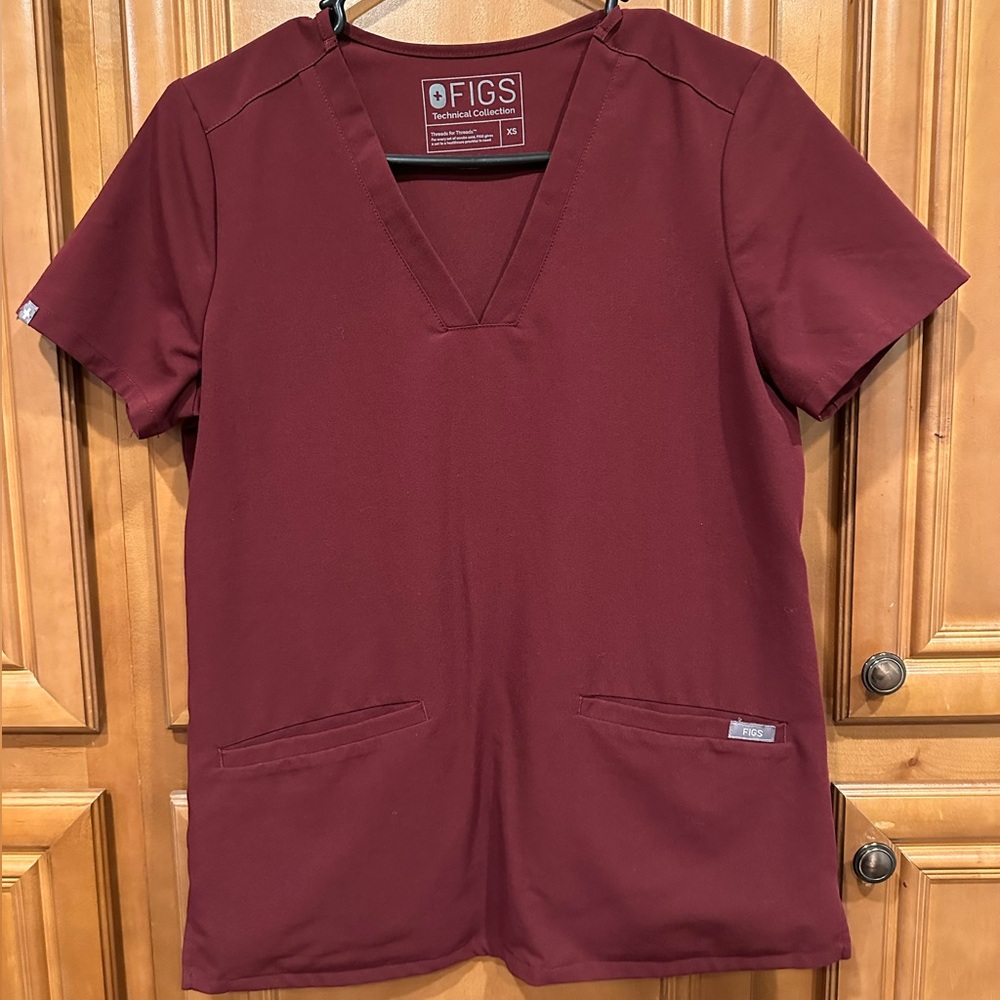 FIGS Casma - Three-Pocket Scrub Top.